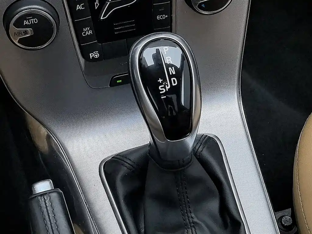 Volvo V40 2017 — фото 13