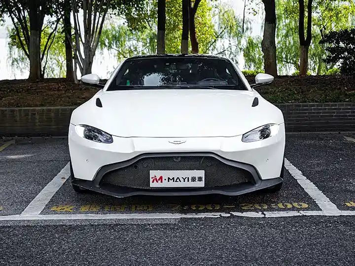Aston Martin V8 Vantage 2021 — фото 1