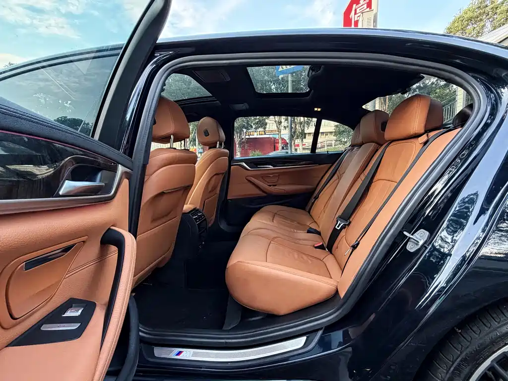 BMW 5 Series 2019 — фото 13