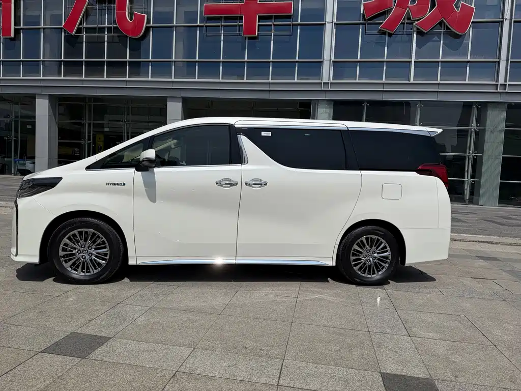 Toyota Alphard 2023 — фото 4
