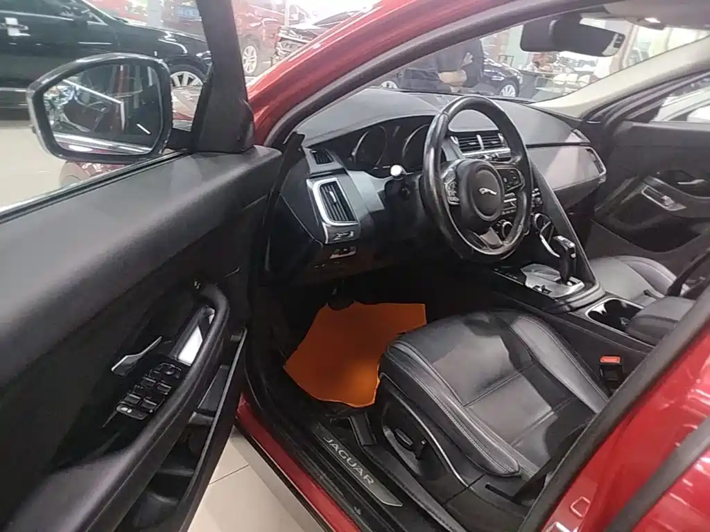 Jaguar E-PACE 2020 — фото 16