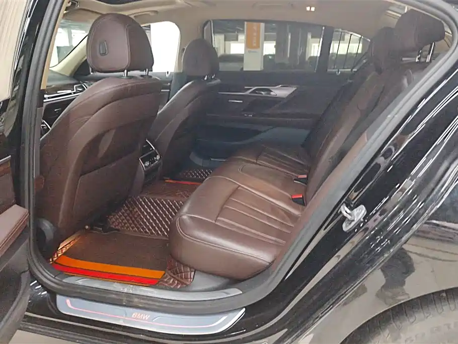 BMW 7 Series 2017 — фото 11