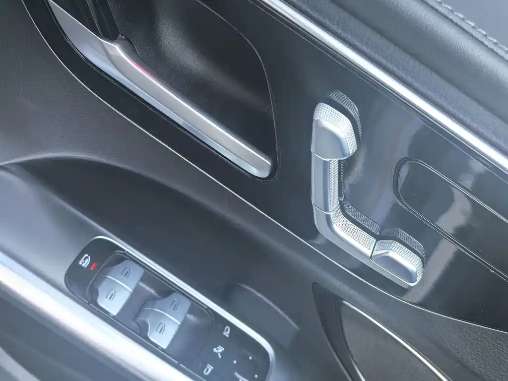 Mercedes-Benz C-Class 2024 — фото 13