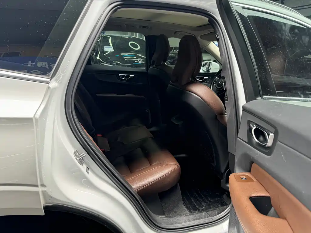 Volvo XC60 2019 — фото 11