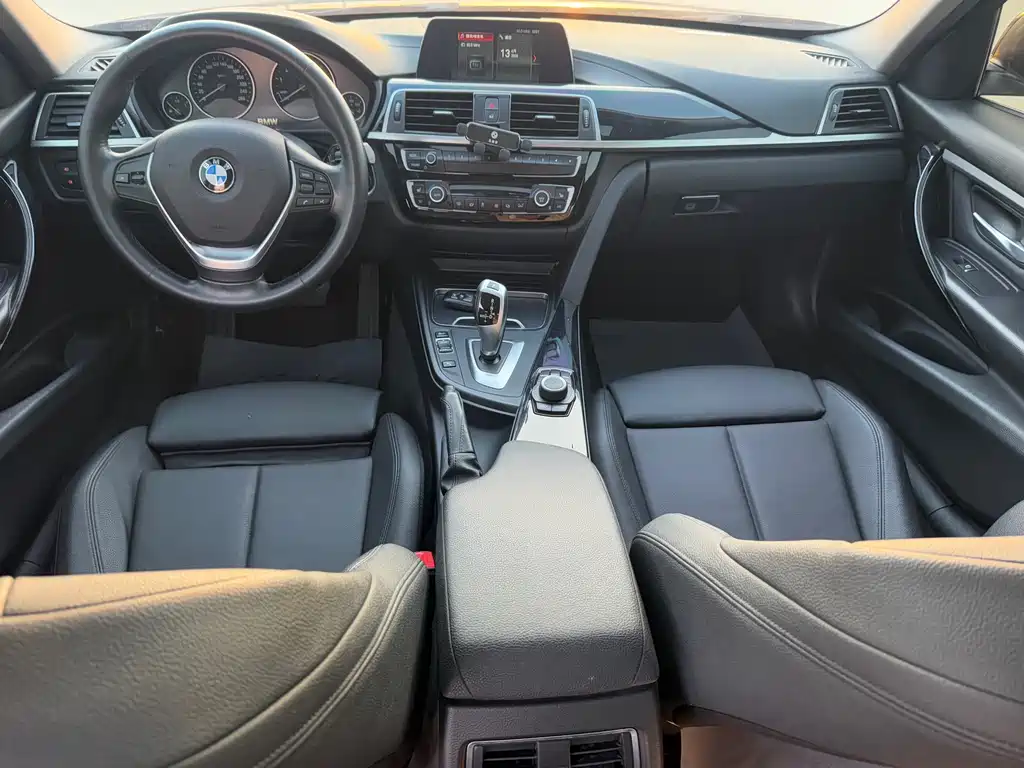 BMW 3 Series 2018 — фото 8