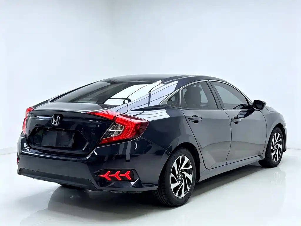 Honda Civic 2018 — фото 11