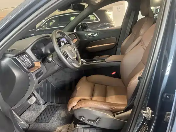 Volvo XC60 Plug-In Hybrid 2025