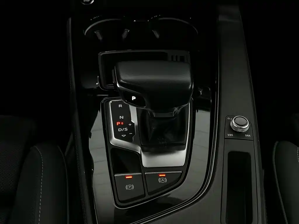 Audi A4L 2023 — фото 13