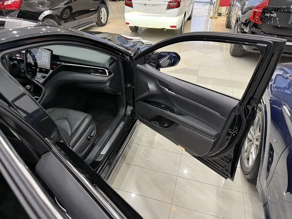 Toyota Camry 2023 — фото 17