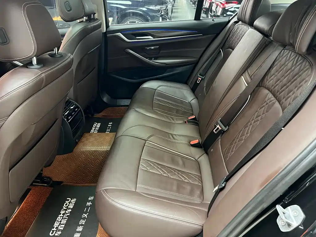 BMW 5 Series 2019 — фото 10