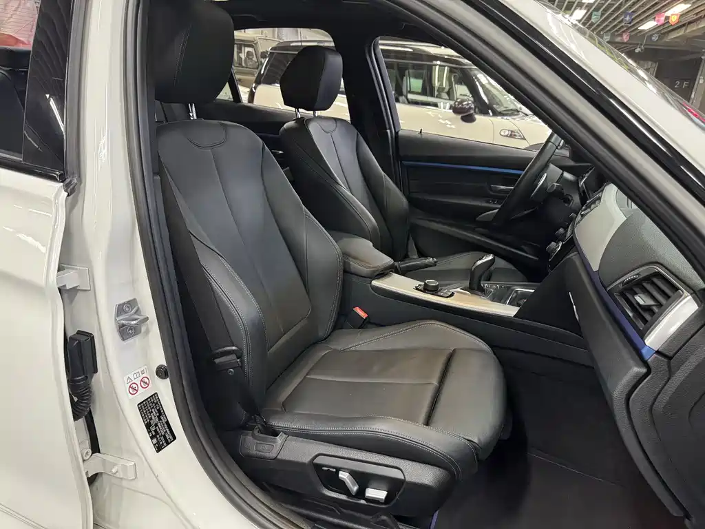 BMW 3 Series 2018 — фото 18