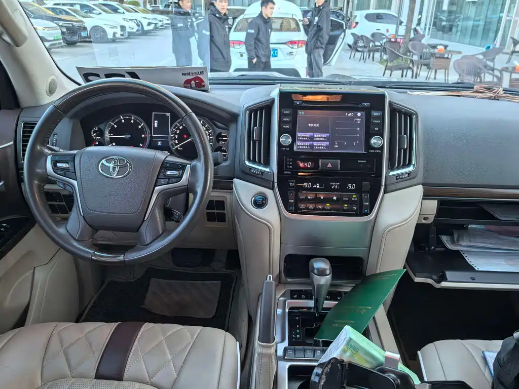 Toyota Land Cruiser 2020 — фото 6