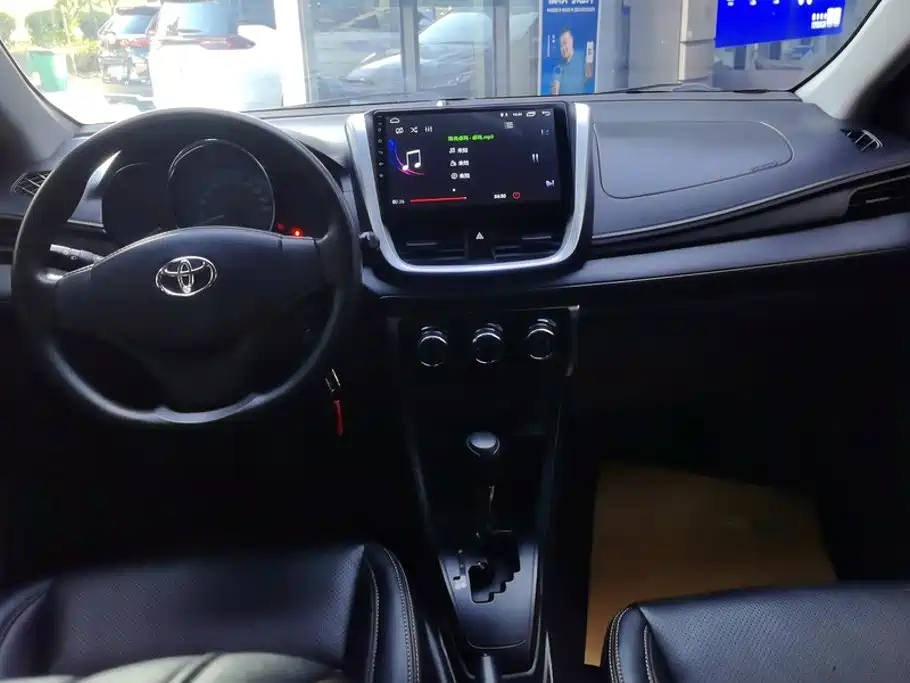 Toyota Yaris L 2019 — фото 12