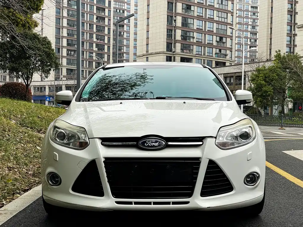 Ford Focus 2012 — фото 1