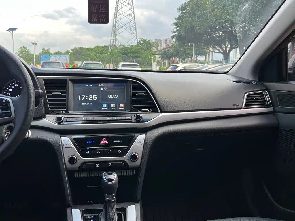 Hyundai Elantra 2018 — фото 15