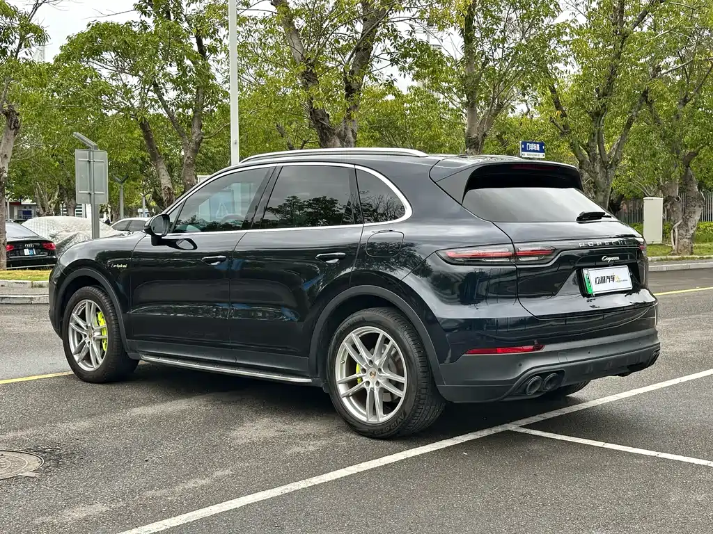 Porsche Cayenne Hybrid 2022 — фото 19