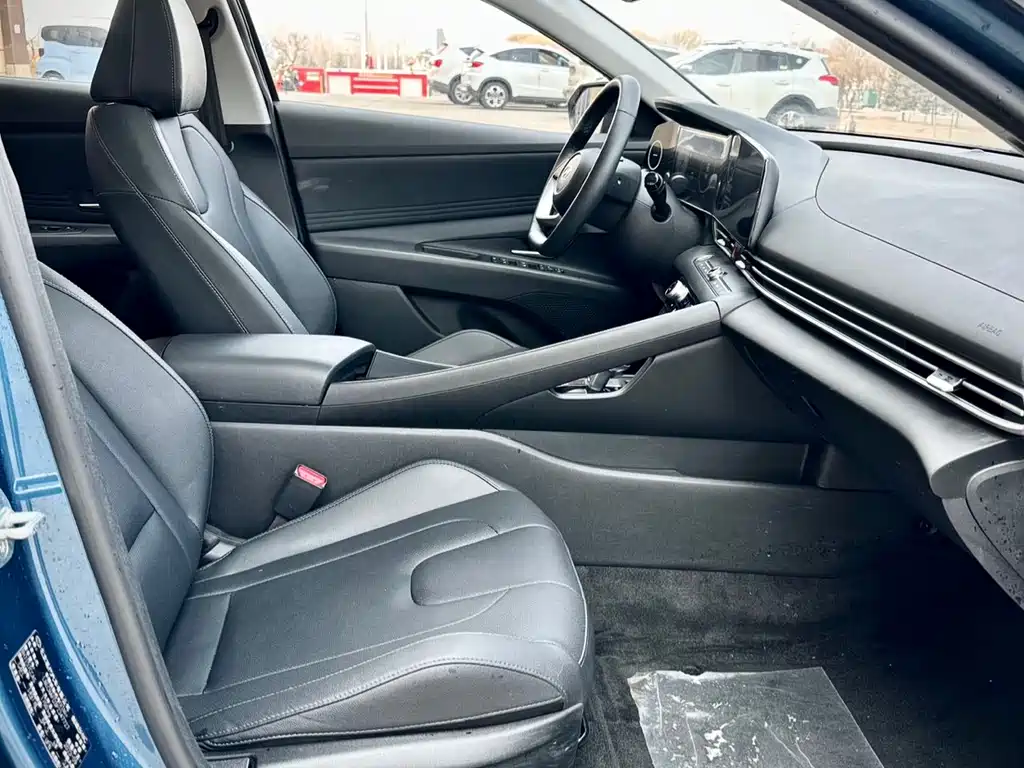 Hyundai Elantra 2023 — фото 13