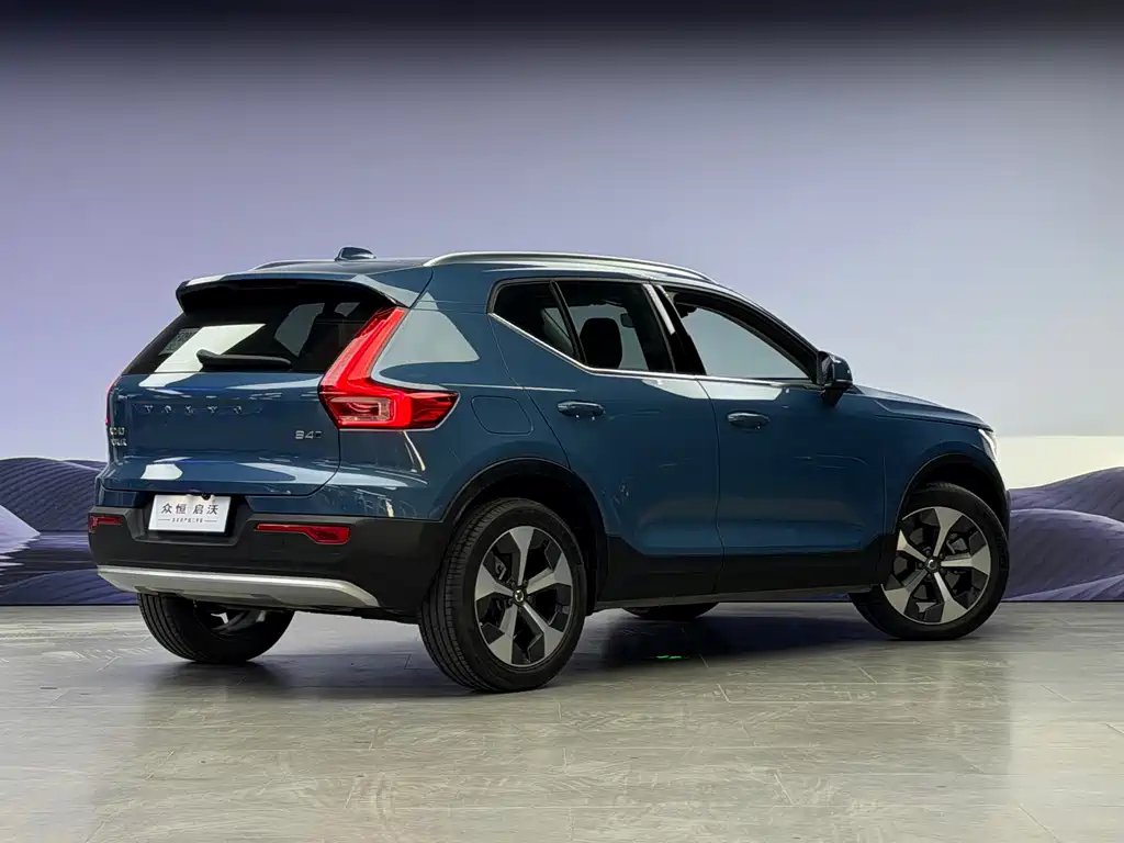 Volvo XC40 2023 — фото 4
