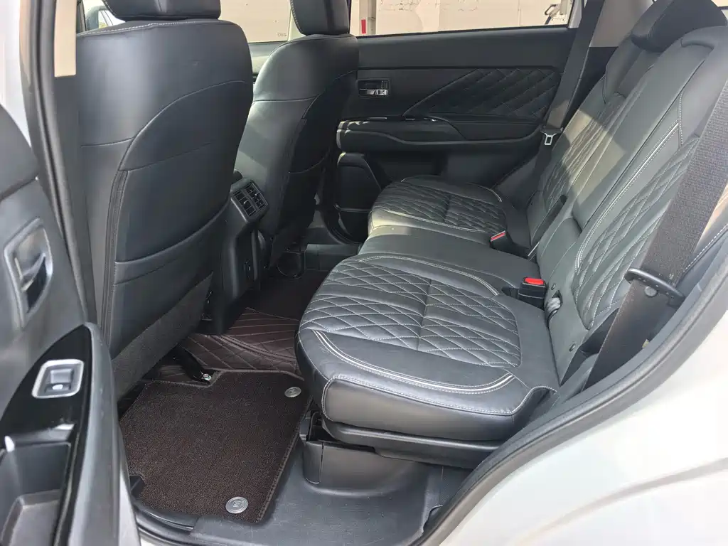 Mitsubishi Outlander 2022 — фото 15