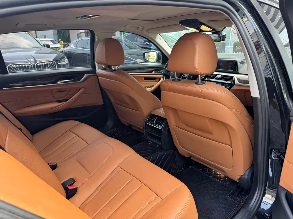 BMW 5 Series 2017 — фото 10