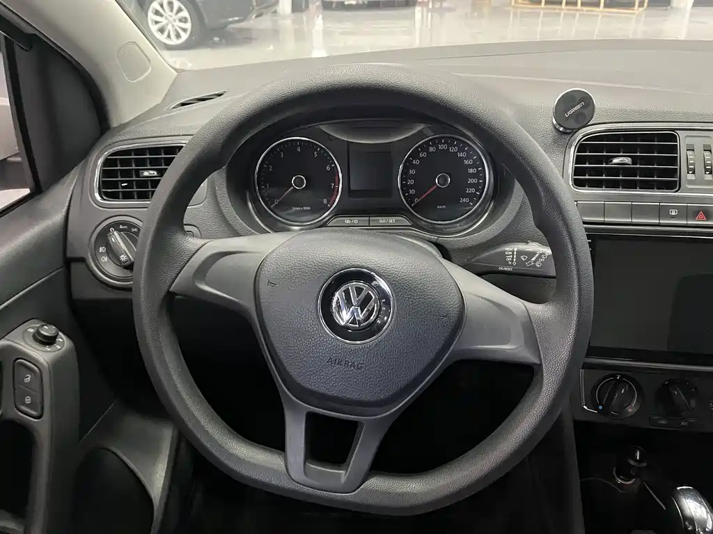 Volkswagen Polo 2016 — фото 15
