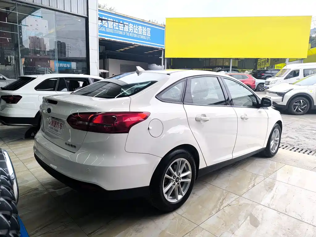 Ford Focus 2018 — фото 11