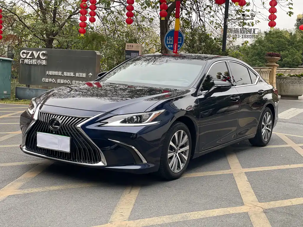 Lexus ES 2019 — фото 1