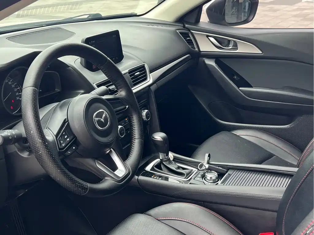 Mazda 3 Axela 2019 — фото 17