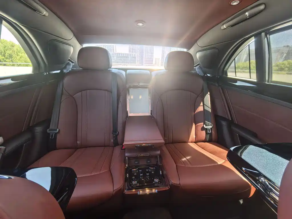Bentley Mulsanne 2018 — фото 13
