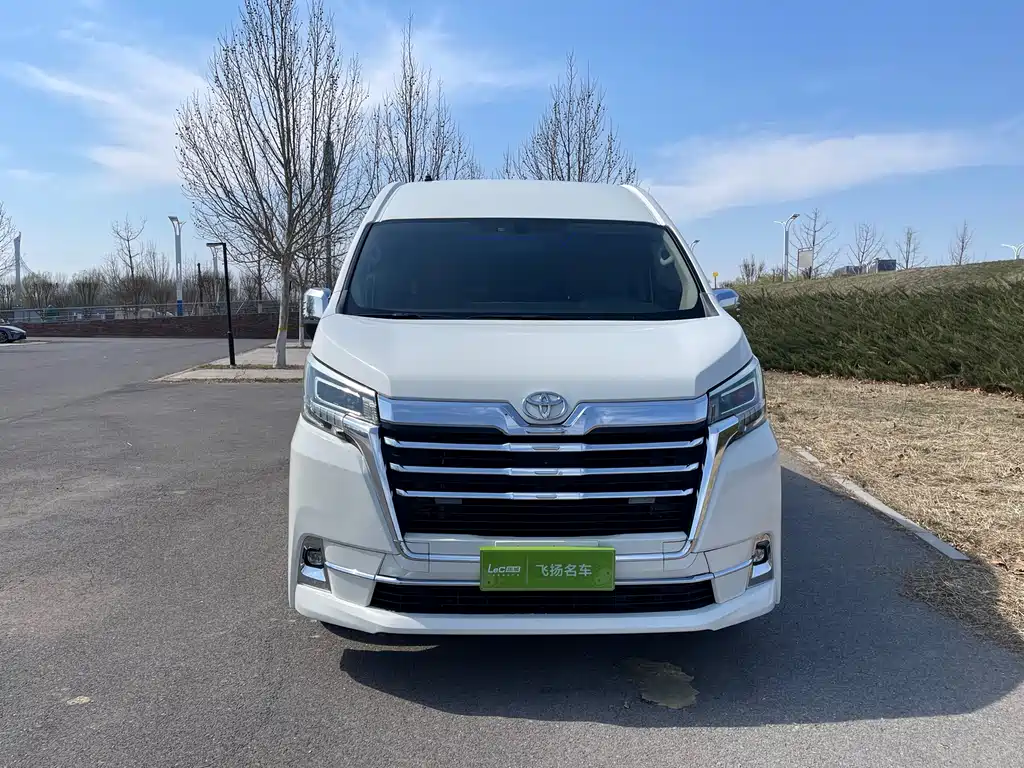 Toyota Hiace 2023 — фото 3