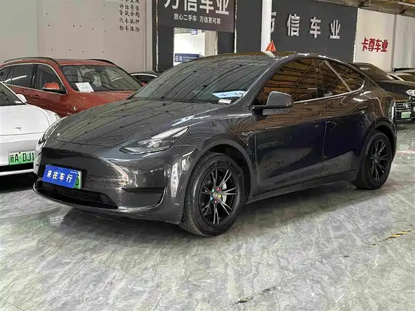 Tesla Model Y 2024