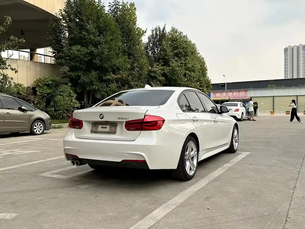 BMW 3 Series 2018 — фото 9