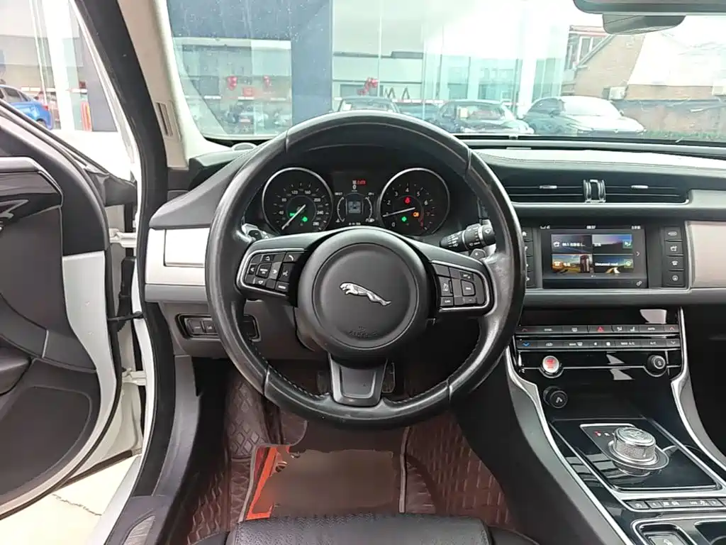 Jaguar XF 2016 — фото 11