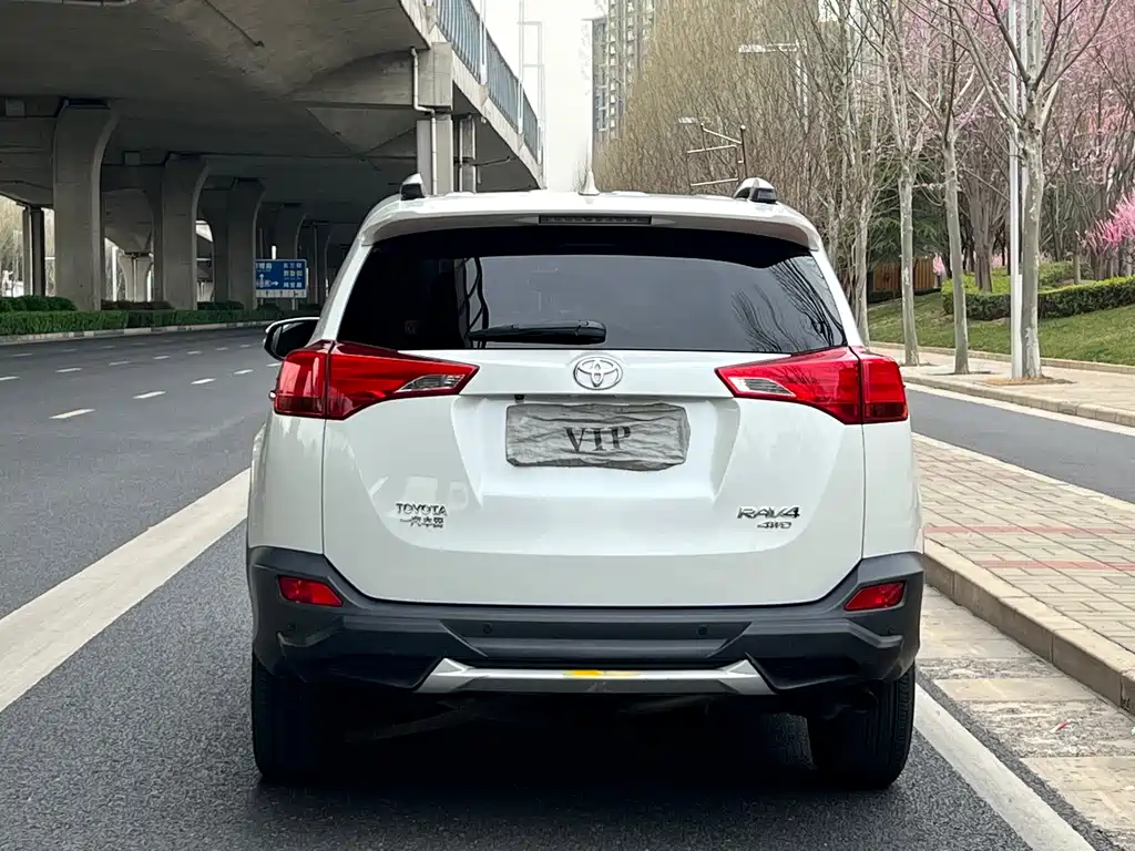 Toyota RAV4 2016 — фото 5
