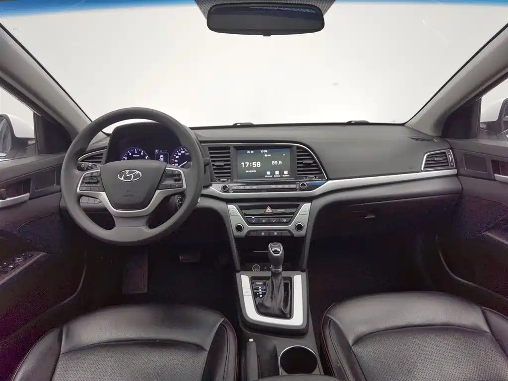 Hyundai Elantra 2018 — фото 5