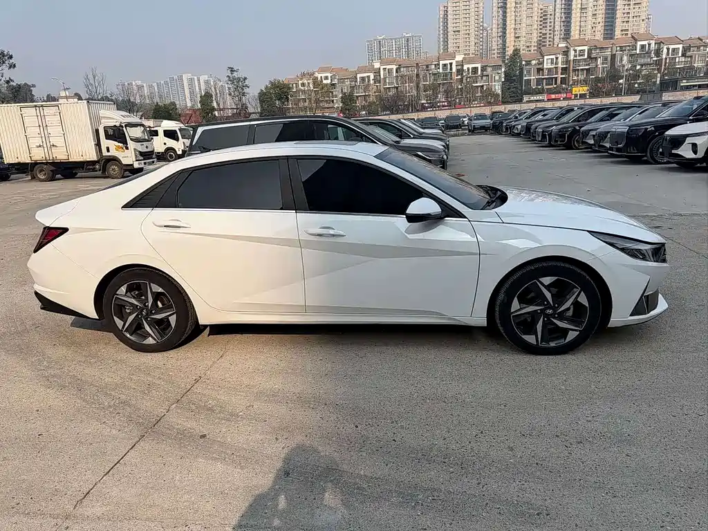 Hyundai Elantra 2023