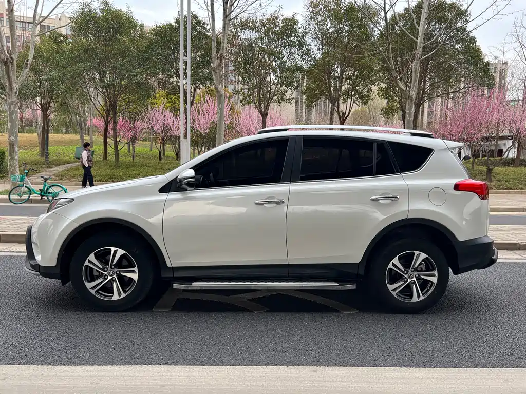 Toyota RAV4 2016 — фото 30