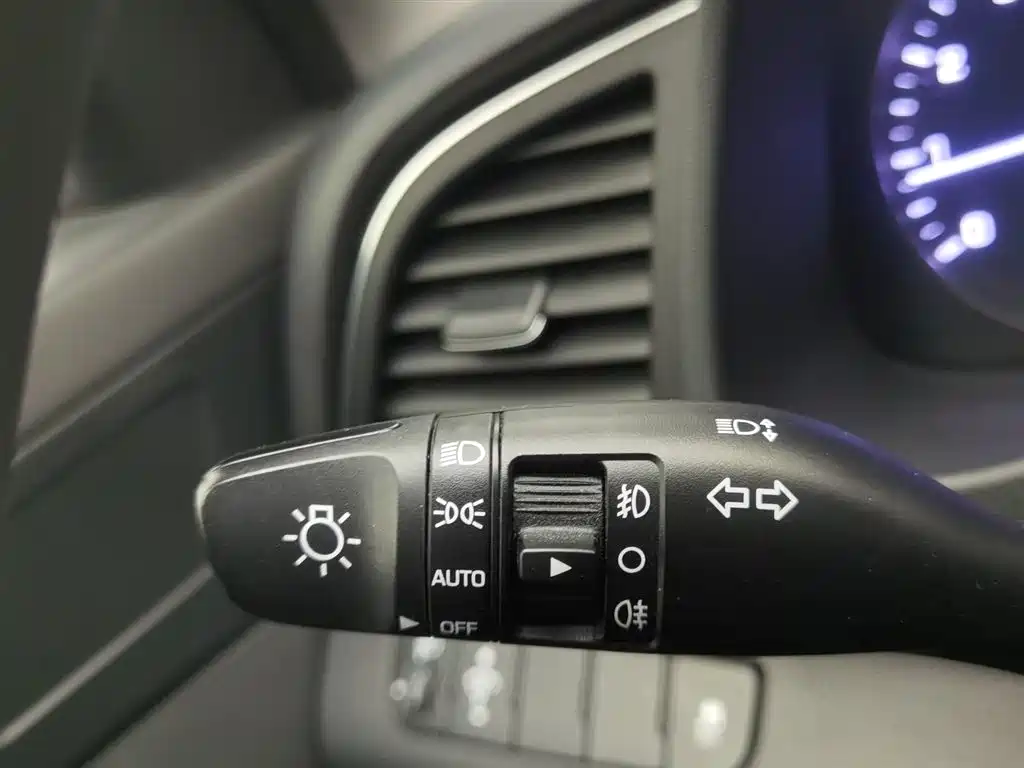 Hyundai Elantra 2018 — фото 21