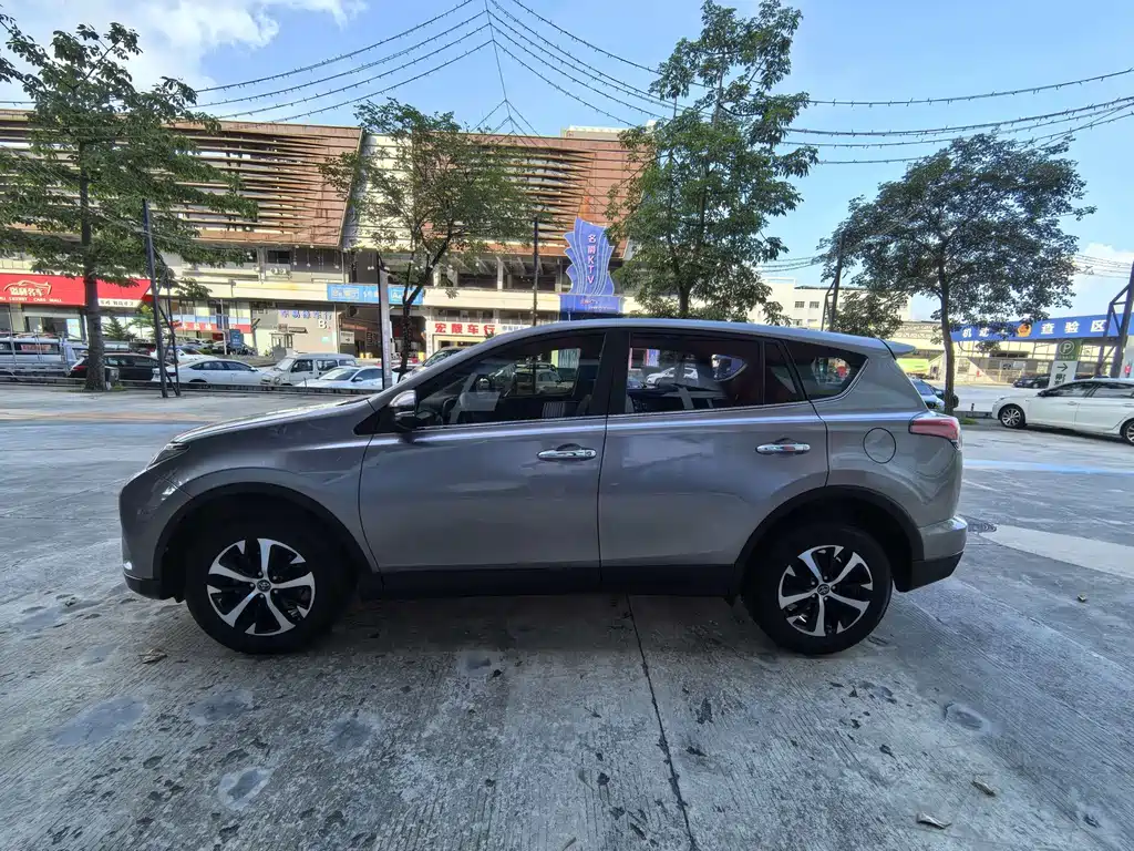Toyota RAV4 2019 — фото 4
