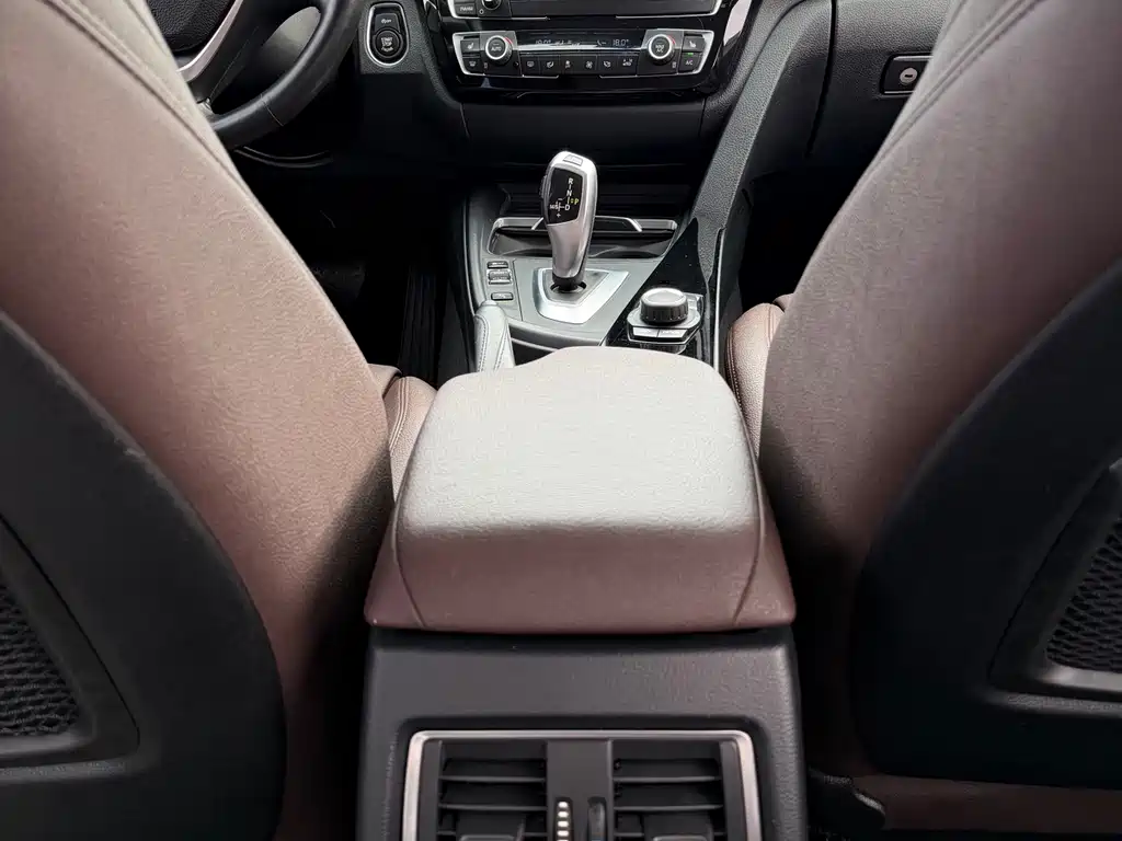 BMW 3 Series 2018 — фото 15