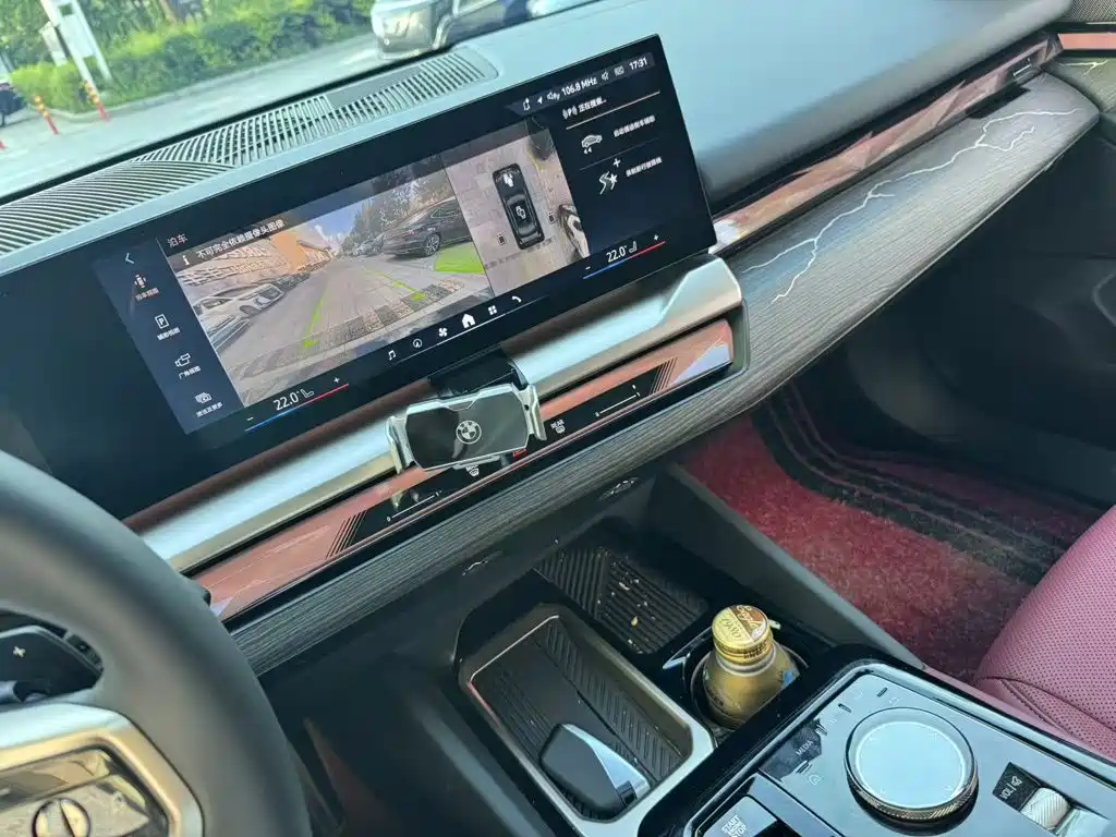 BMW 5 Series 2025 — фото 10