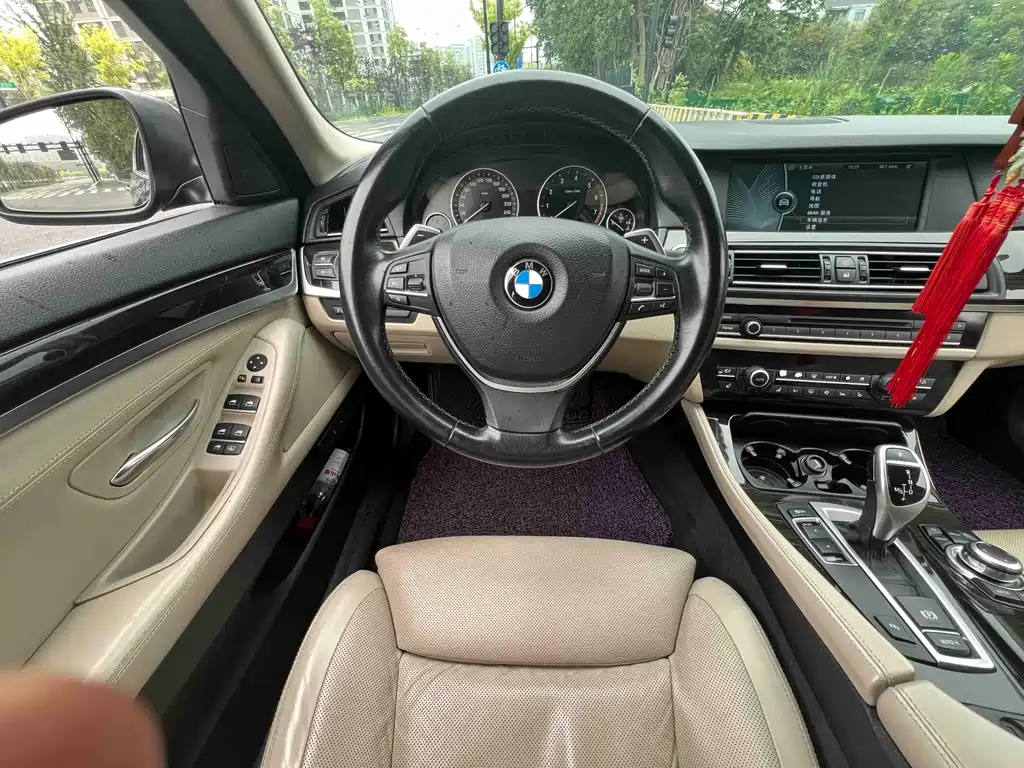 BMW 5 Series 2011 — фото 16