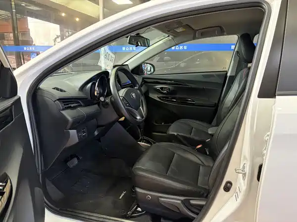Toyota Yaris L 2023