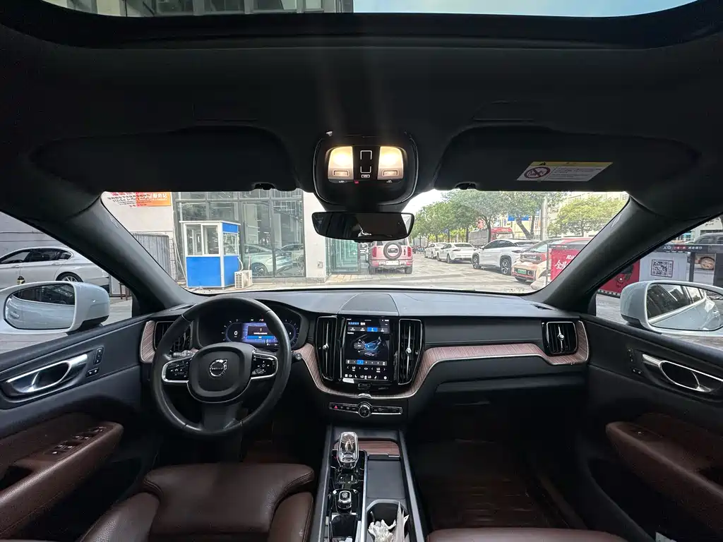 Volvo XC60 2022 — фото 10