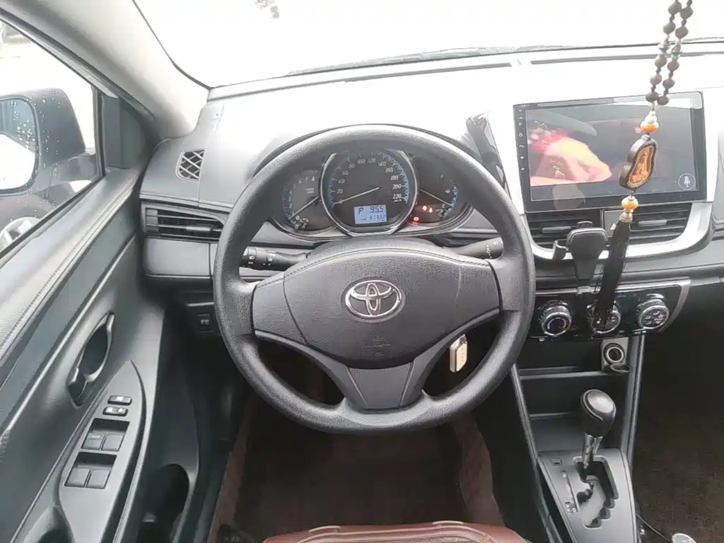 Toyota Yaris L 2017 — фото 11