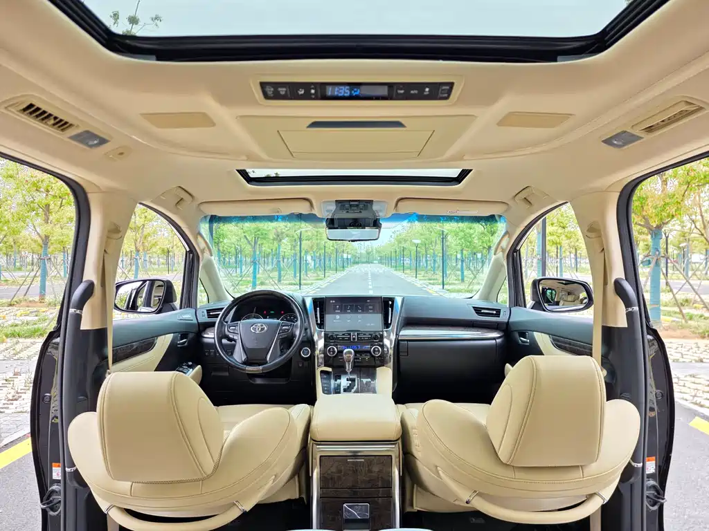Toyota Alphard 2023 — фото 9