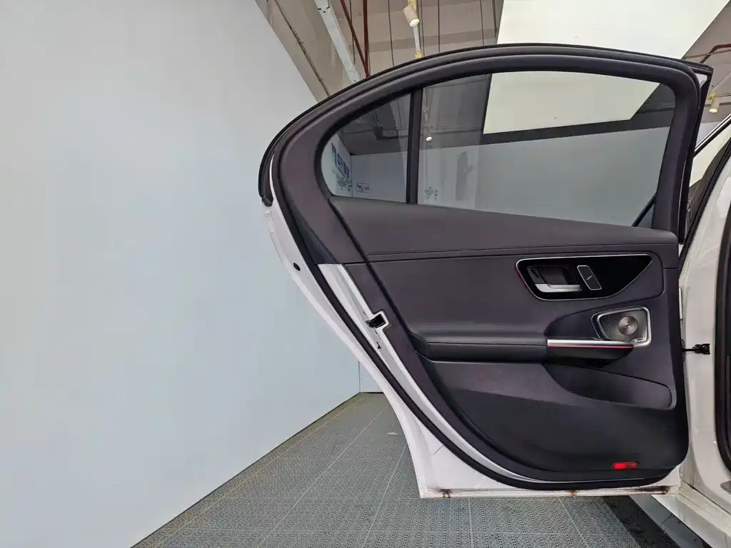Mercedes-Benz C-Class 2024 — фото 13