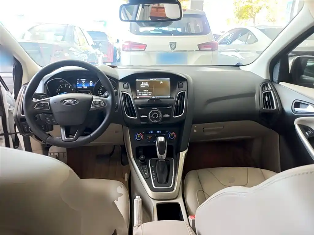 Ford Focus 2015 — фото 10