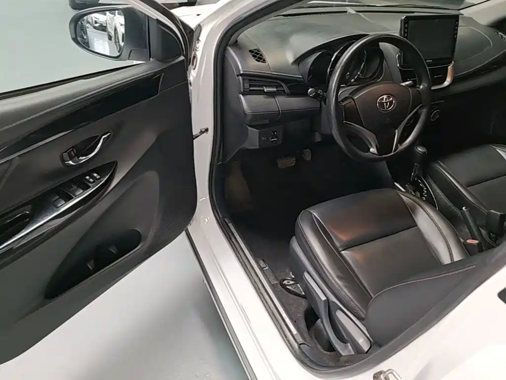 Toyota Yaris L 2020 — фото 16