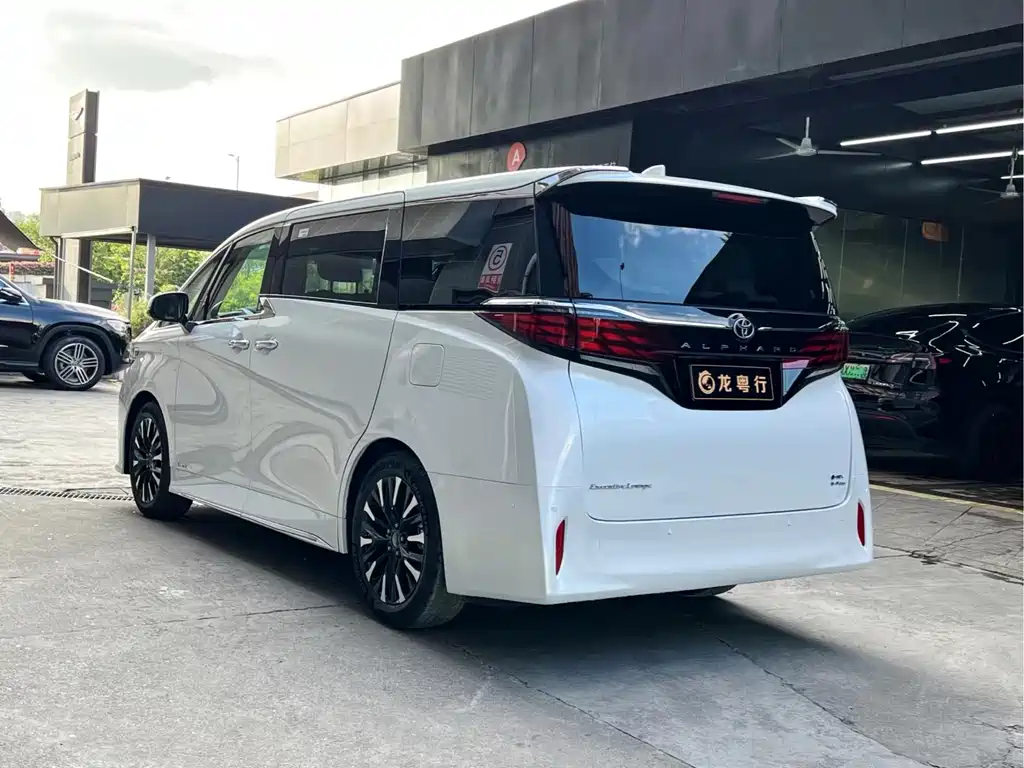 Toyota Alphard — фото 4